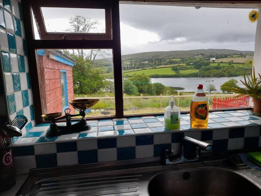 Granny'S Cottage, A Lovely Lakeside Cottage ドネゴール エクステリア 写真