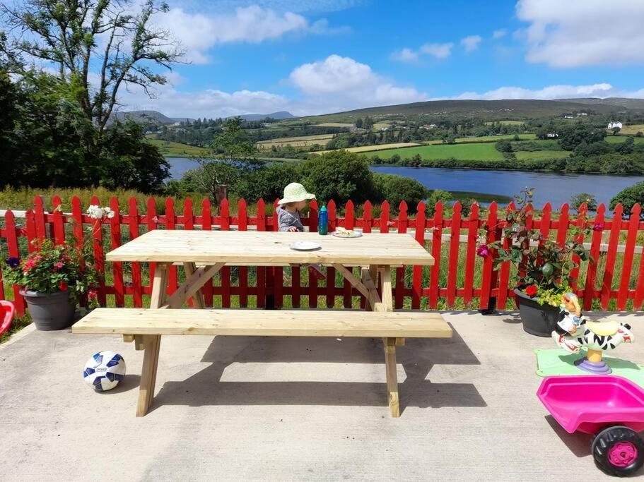 Granny'S Cottage, A Lovely Lakeside Cottage ドネゴール エクステリア 写真