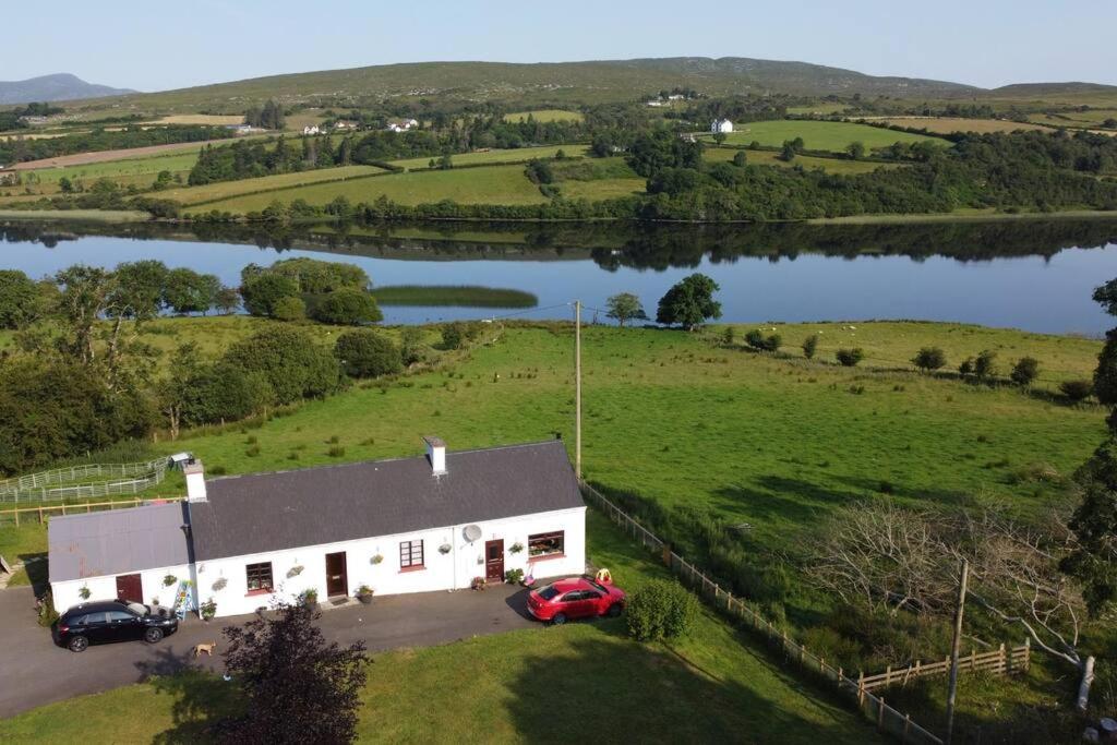 Granny'S Cottage, A Lovely Lakeside Cottage ドネゴール エクステリア 写真