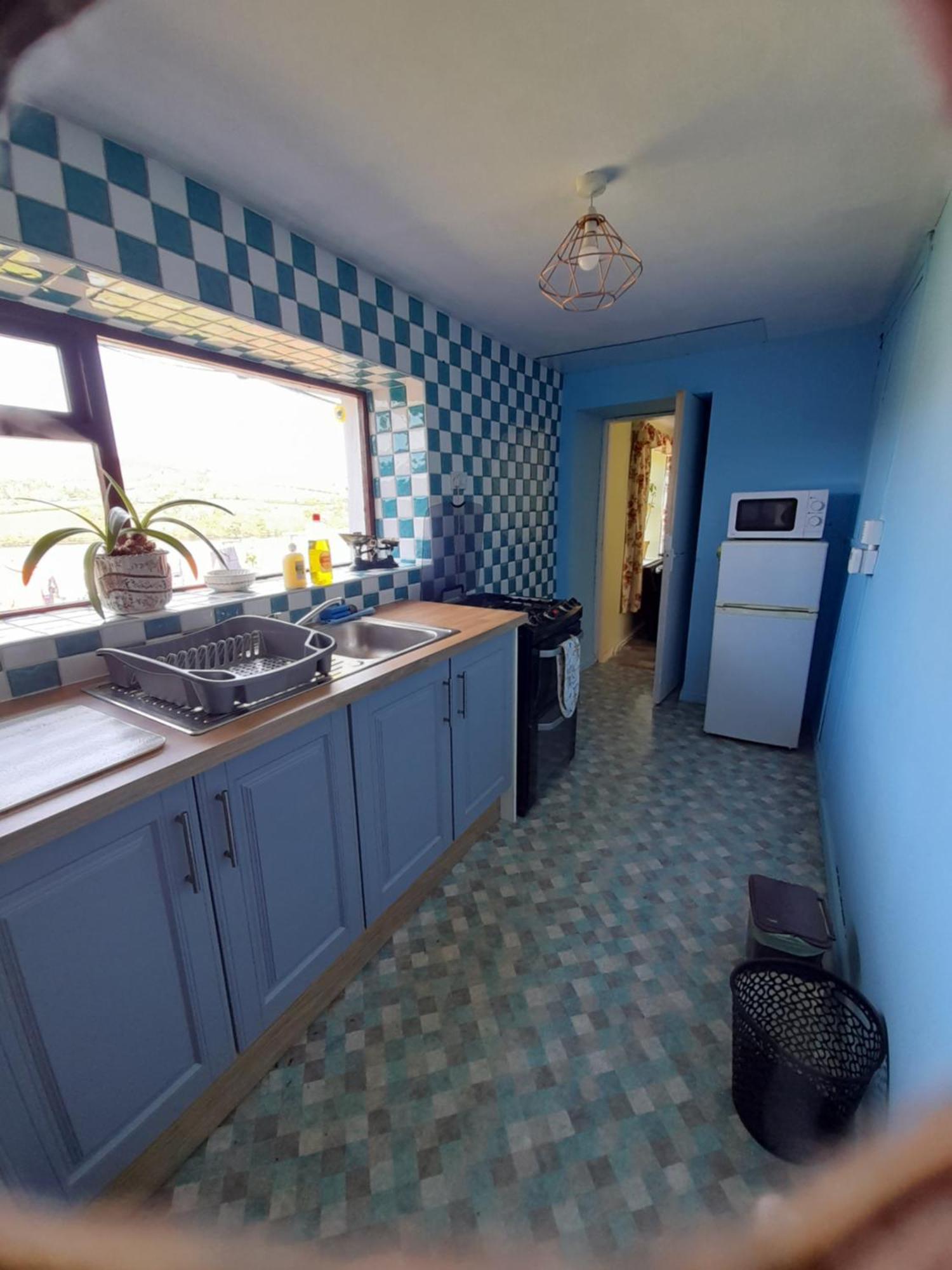 Granny'S Cottage, A Lovely Lakeside Cottage ドネゴール エクステリア 写真