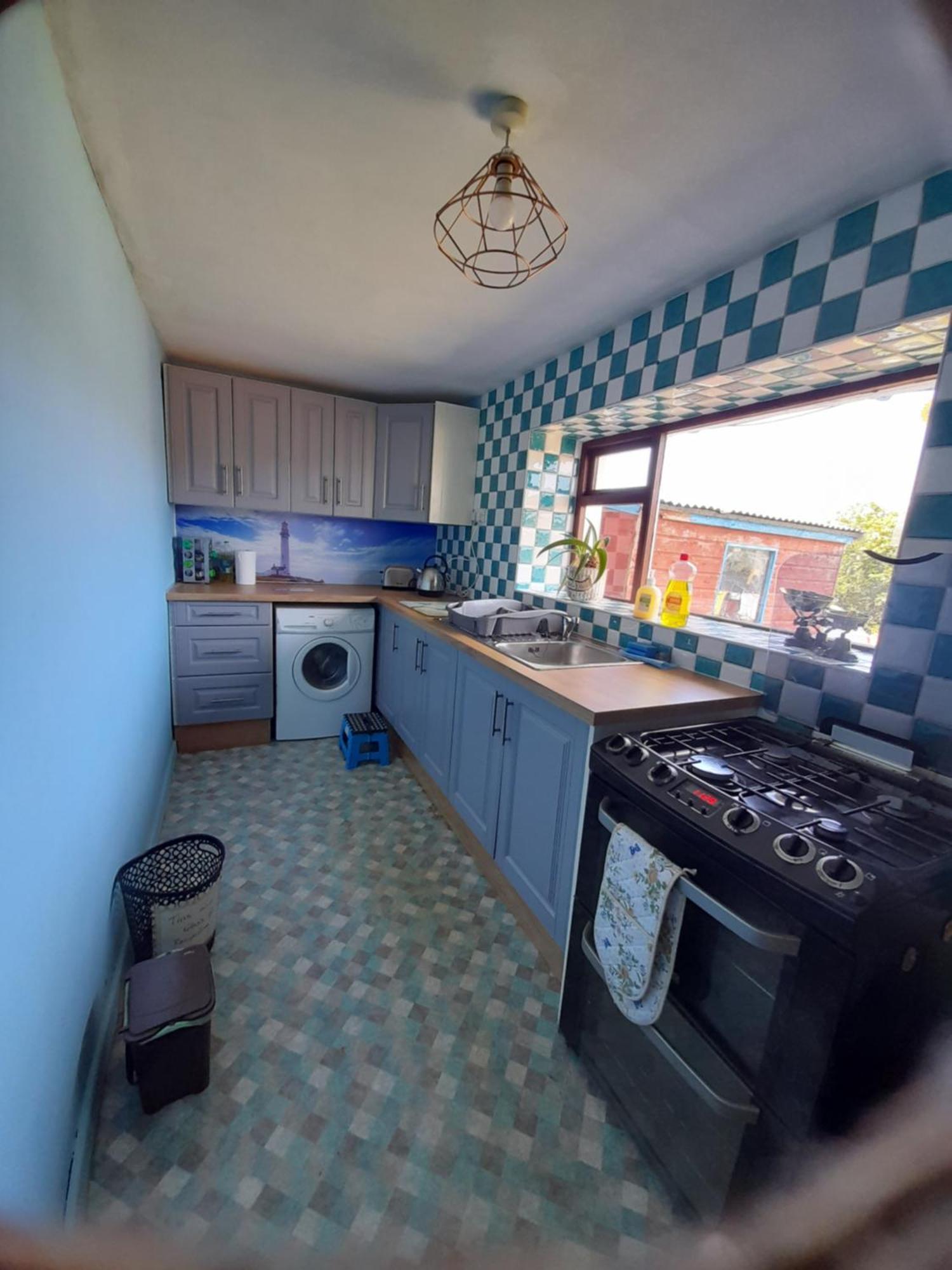 Granny'S Cottage, A Lovely Lakeside Cottage ドネゴール エクステリア 写真