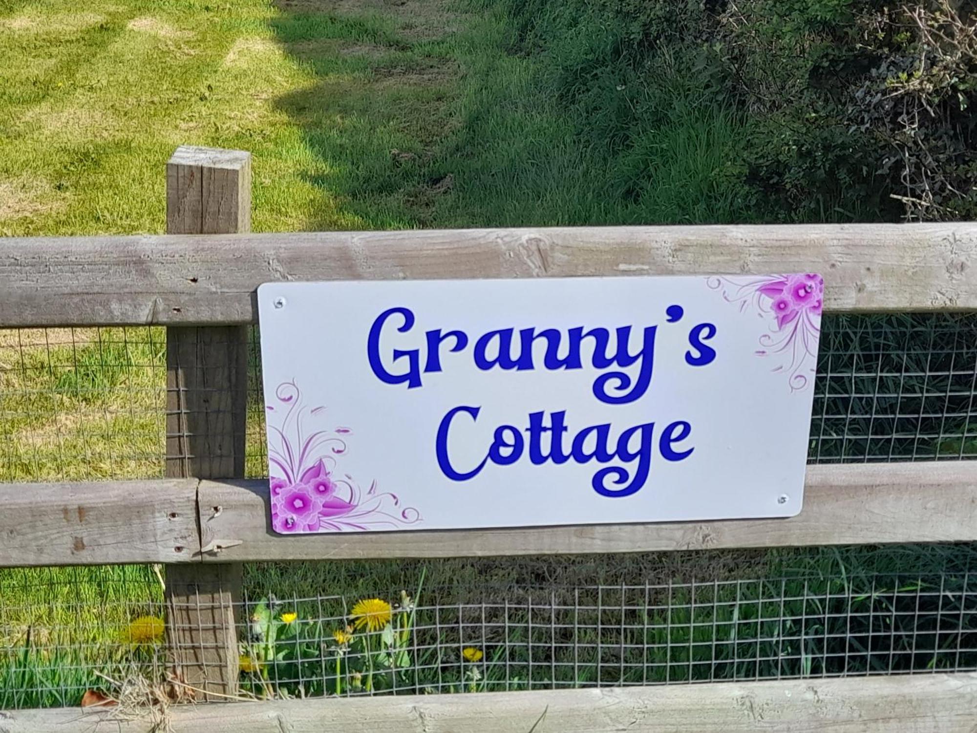 Granny'S Cottage, A Lovely Lakeside Cottage ドネゴール エクステリア 写真